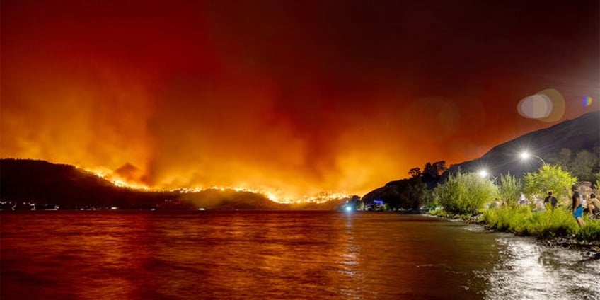 canadas british columbia declares state of emergency as thousands are forced to evacuate kelowna