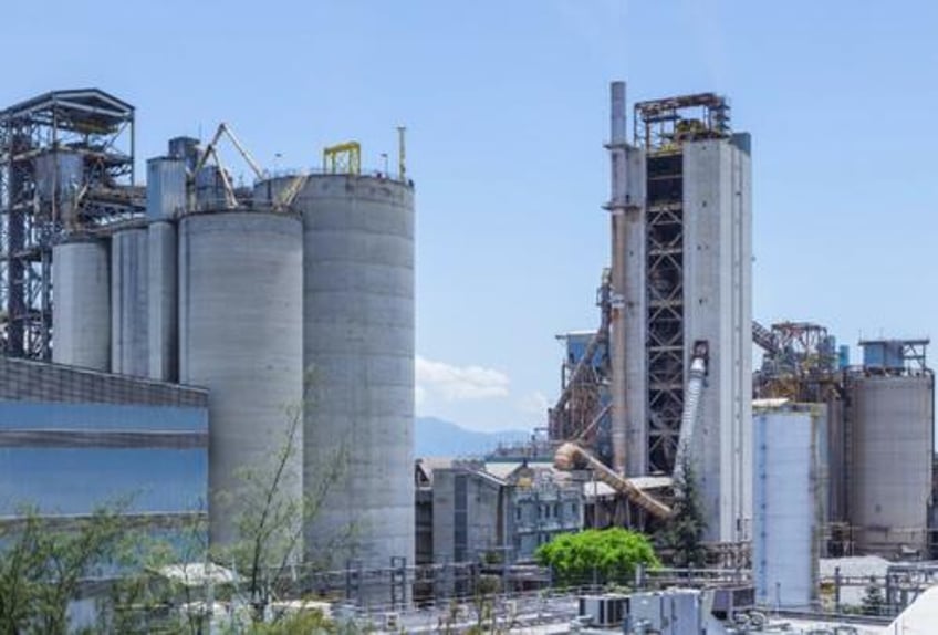 canadas manufacturing sector faces sharp decline amid tariffs and trade uncertainty