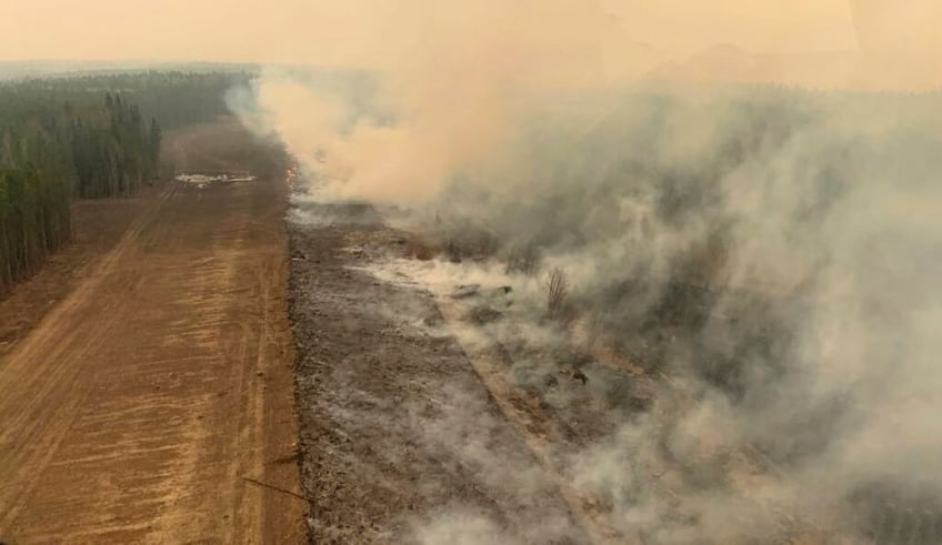 canadian family flees wildfires in melting car