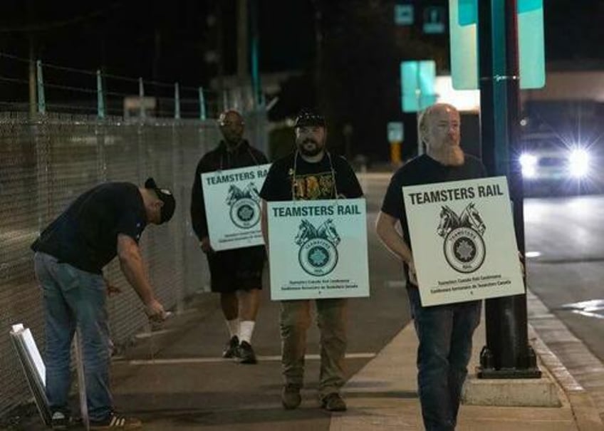 canadian freight rail shuts down as labor talks collapse strike declared members head to picket lines