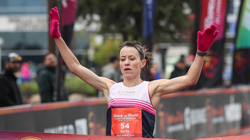 Malindi Elmore finishes half marathon