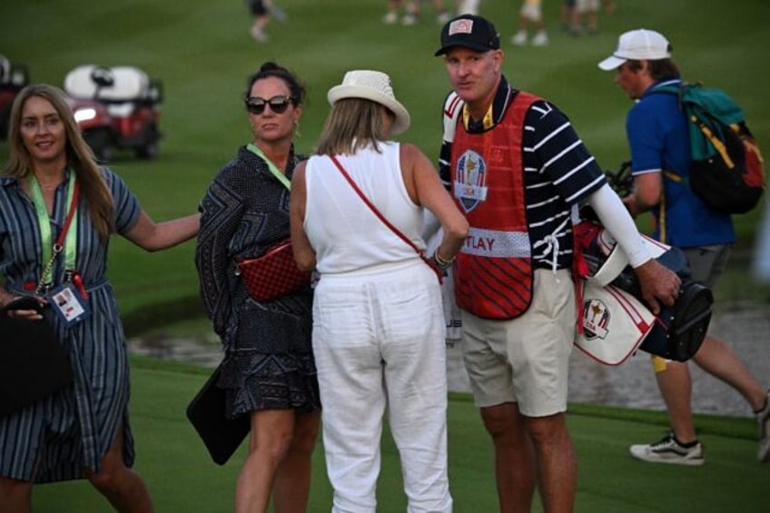 cantlays caddie apologises to mcilroy reports