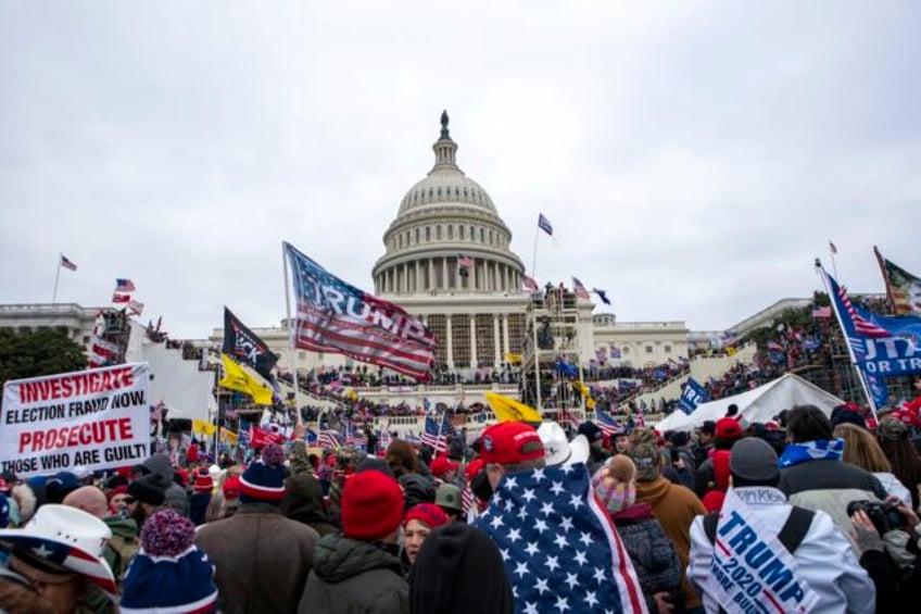 capitol riot defendant gets probation after rare setback for prosecutors at oath keepers trial