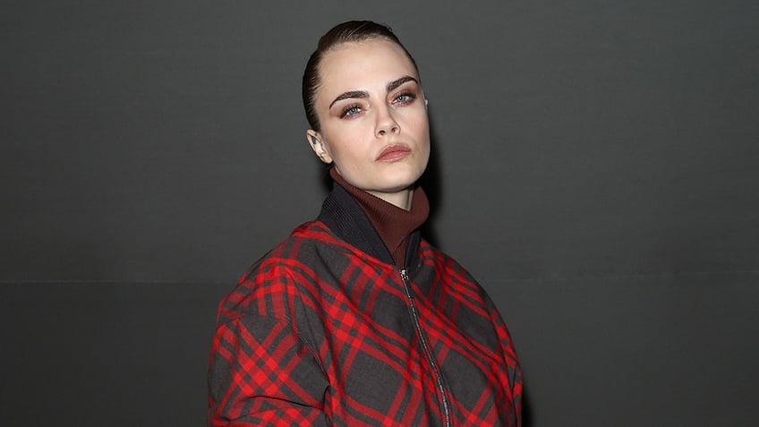 A photo of Cara Delevingne arriving at the Burberry Winter 2024 show