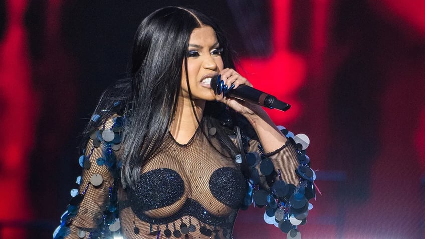 cardi b hurls microphone at fan during vegas concert after being splashed by drink