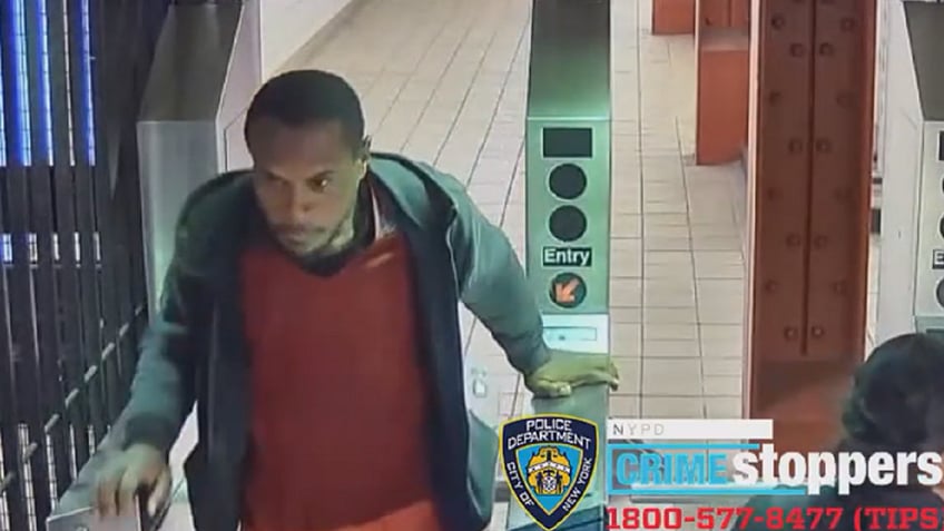 career criminal arrested in nyc subway shove that nearly killed commuter once threw urine on officer
