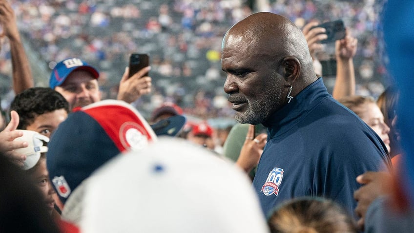 Lawrence Taylor speaks to fans