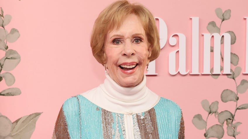 Carol Burnett wearing blue on the red carpet