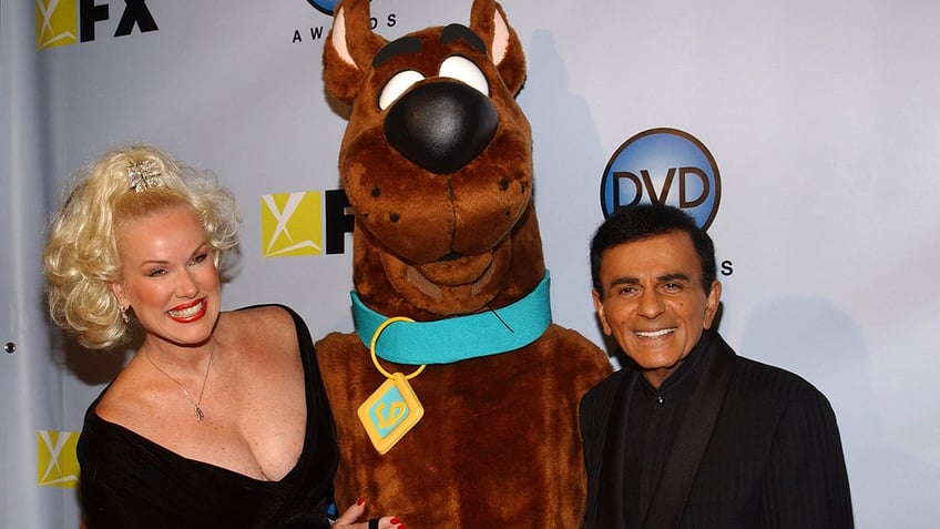 Casey Kasem smiling next to his wife Jean Kasem and Scooby Doo