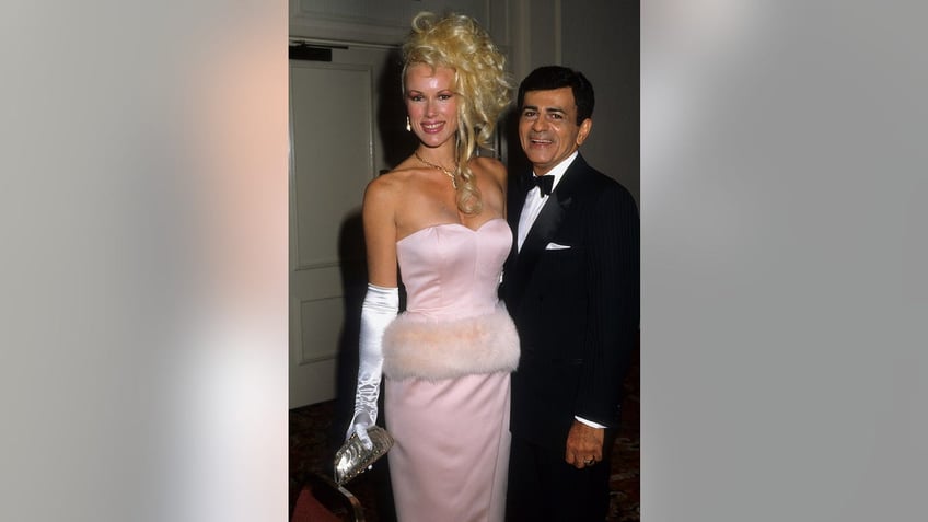 Jean Kasem wearing a strapless pink dress next to Casey Kasem in a suit and bow tie