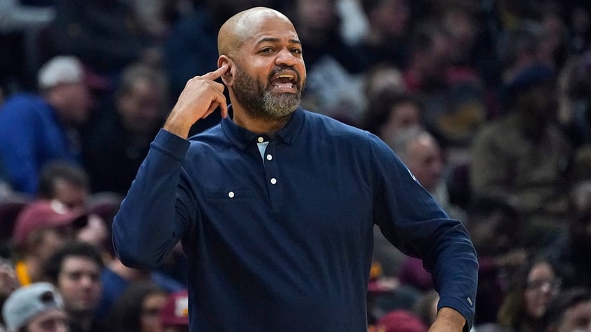 J.B. Bickerstaff coaches the Cavaliers