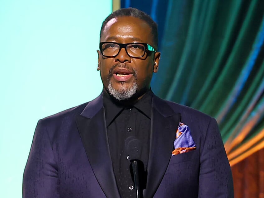 LOS ANGELES, CALIFORNIA - DECEMBER 09: Wendell Pierce accepts the Actor Award onstage duri