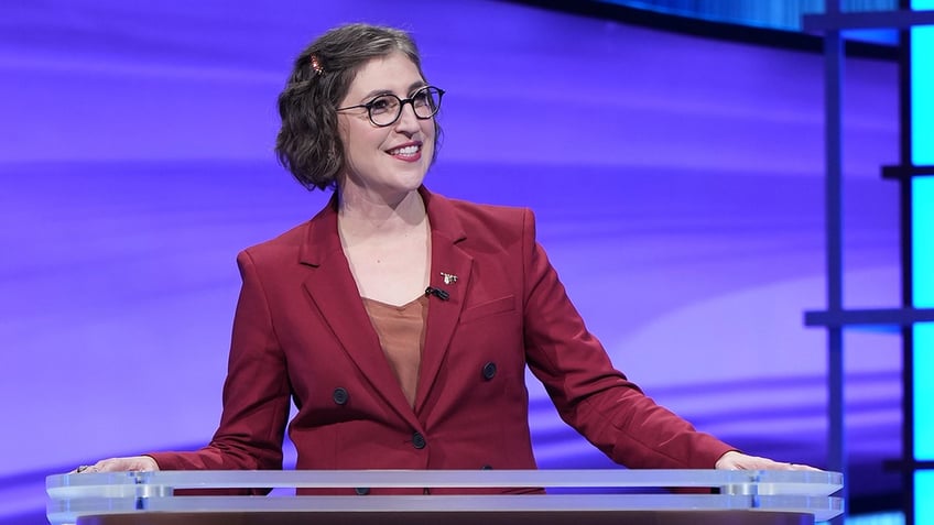 celebrity jeopardy fans slam mayim bialik as ken jennings takes over show