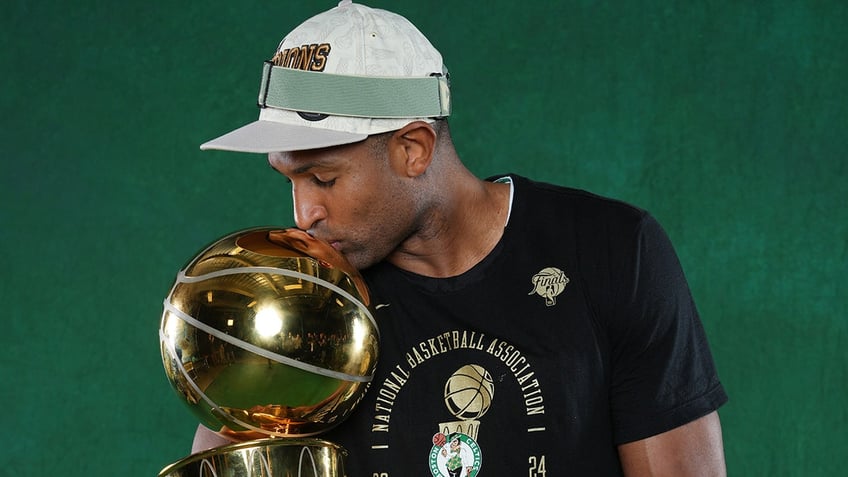 Al Horford kisses trophy