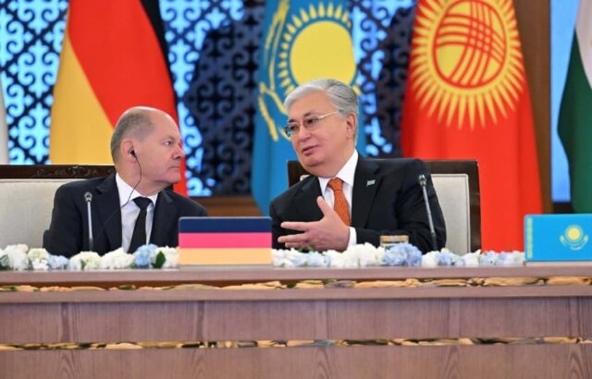 Kazakh President Kassym-Jomart Tokayev (R) asked German Chancellor Olaf Scholz (L) to help