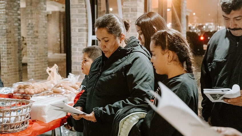 crowd praying during las posadas