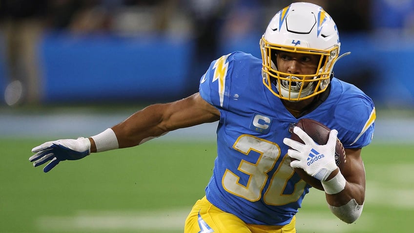 chargers austin ekeler sets up zoom with fellow running backs in effort to combat depleting market report