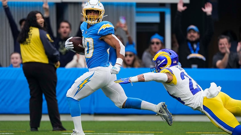 chargers austin ekeler sets up zoom with fellow running backs in effort to combat depleting market report