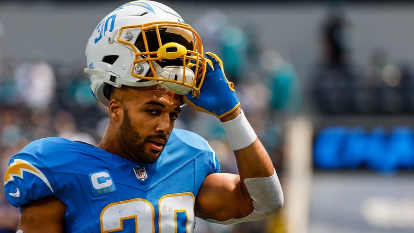 chargers cowboys scuffle before kickoff austin ekeler gets helmet knocked off