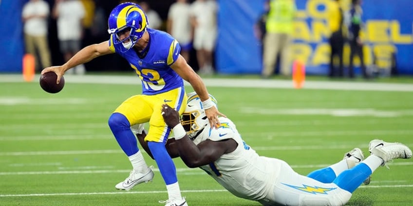 chargers go wild for nigerian teammate who recorded sack in his first ever organized football game