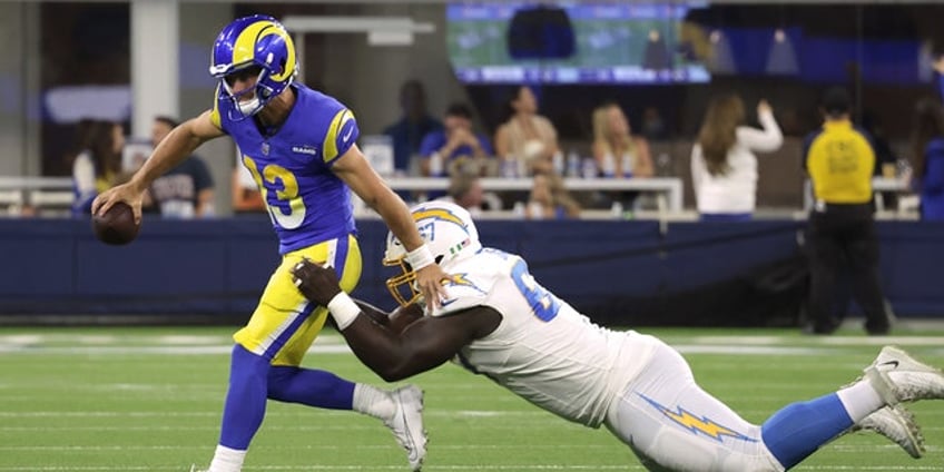 chargers go wild for nigerian teammate who recorded sack in his first ever organized football game