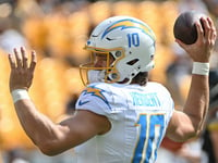 Chargers' Justin Herbert leaves loss to Steelers early after reaggravating ankle injury