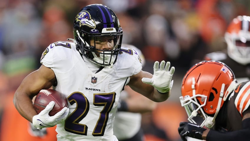 chargers sign jk dobbins to 1 year deal as jim harbaugh brings in another ex ravens player reports