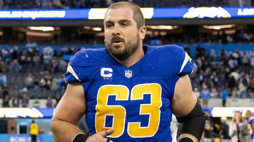 chargers to place all pro corey linsley on ir with heart issue