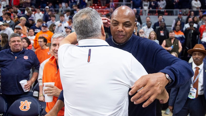 Charles Barkley hugs Bruce Pearl