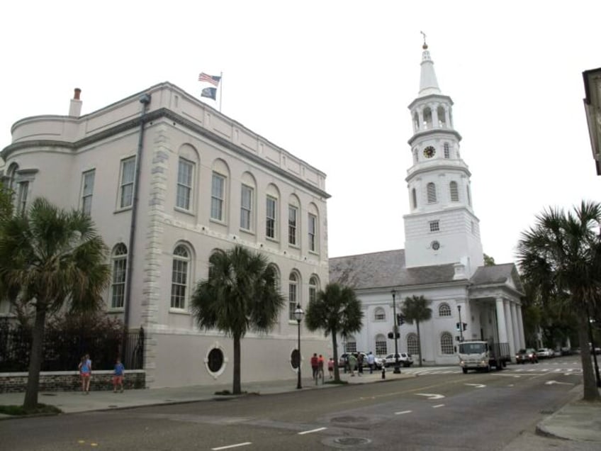 charleston south carolina elects its first republican mayor since reconstruction era