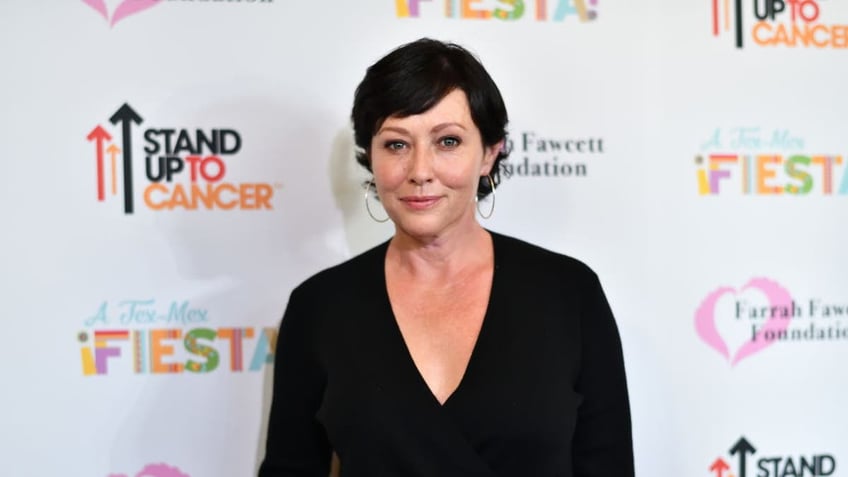 charmed actress shannen doherty has ups and downs with cancer but is great says sarah michelle gellar