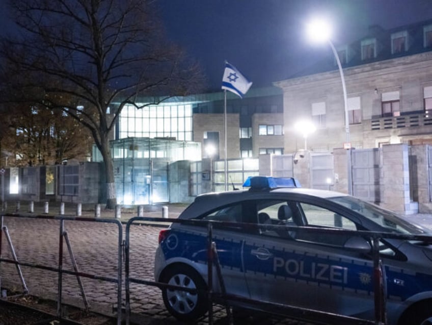 15 November 2024, Berlin: The street in front of the Israeli embassy is cordoned off and g