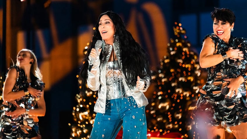 cher performing at rockefeller center christmas tree lighting