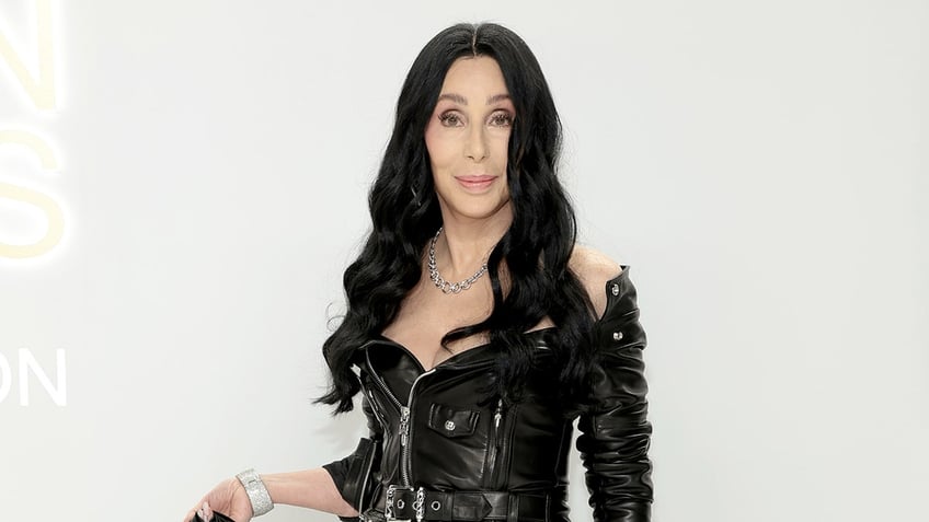 cher confesses she doesnt like her own voice doesnt sound like a woman