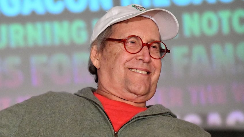 chevy chase falls off stage at christmas vacation screening just a little boo boo