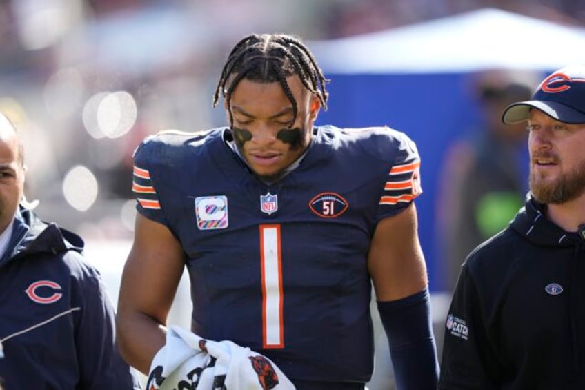 chicago bears qb justin fields leaves game against vikings with right hand injury