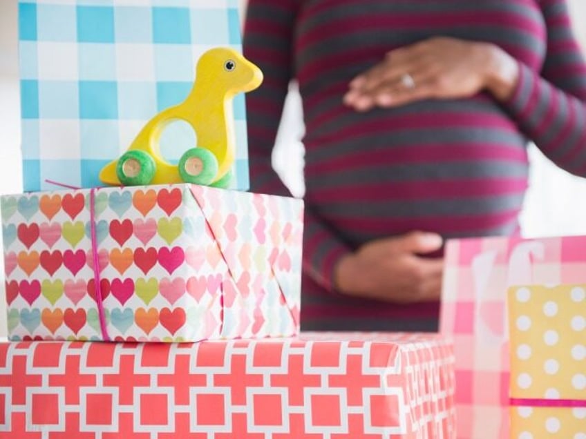 chicago church holds worlds largest baby shower for 1000 mothers