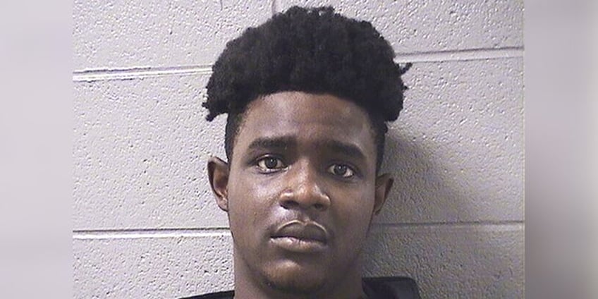 chicago man seen sexually assaulting girl during remote learning class sentenced to 11 years