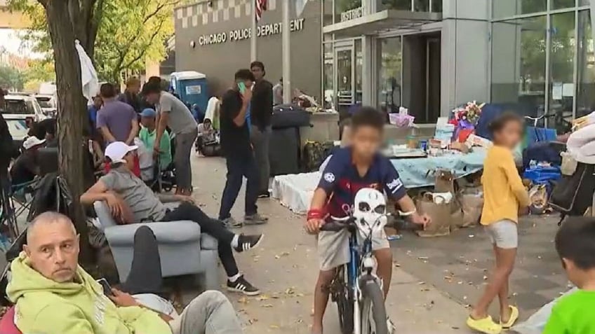 chicago migrants crammed on sidewalk with belongings after being locked out of police station