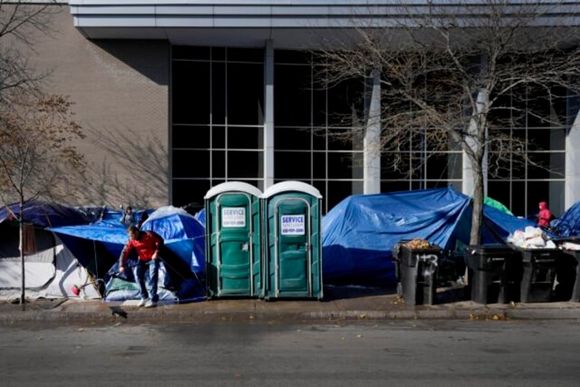 chicago struggles to house asylum seekers as winter weather hits the city