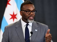 Chicago voter confronts Mayor Johnson over 'disrespectful' migrant funding, says city united against him
