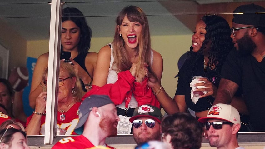 chiefs andy reid jokes about setting up taylor swift travis kelce