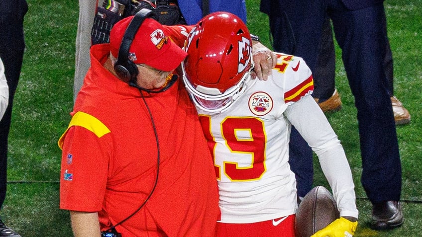 Andy Reid arm around Kadarius Toney