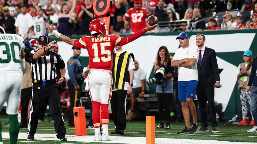 chiefs bettors suffer bad beat thanks to patrick mahomes slide i cant say what was yelled in the room