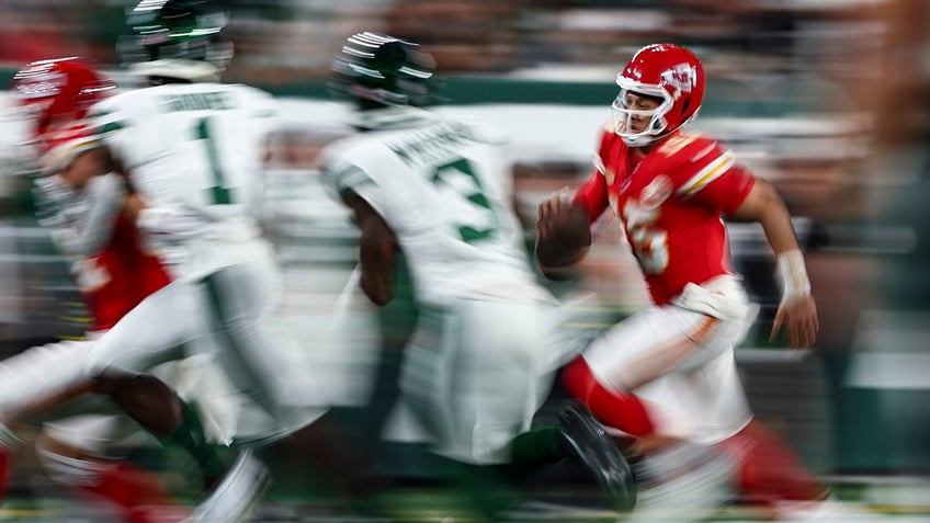 chiefs bettors suffer bad beat thanks to patrick mahomes slide i cant say what was yelled in the room