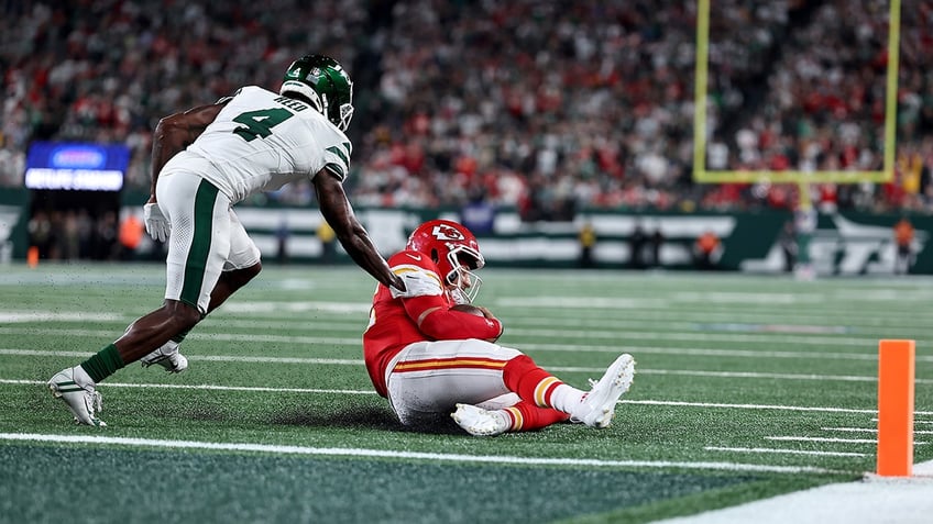 chiefs bettors suffer bad beat thanks to patrick mahomes slide i cant say what was yelled in the room