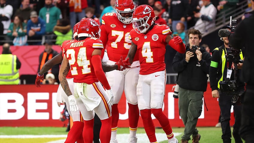 chiefs big scoop and score big first half enough to keep dolphins at bay in germany