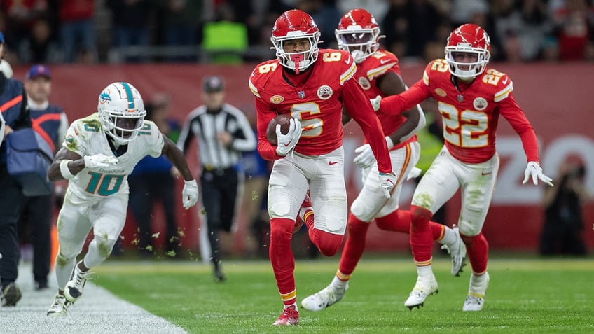 chiefs big scoop and score big first half enough to keep dolphins at bay in germany