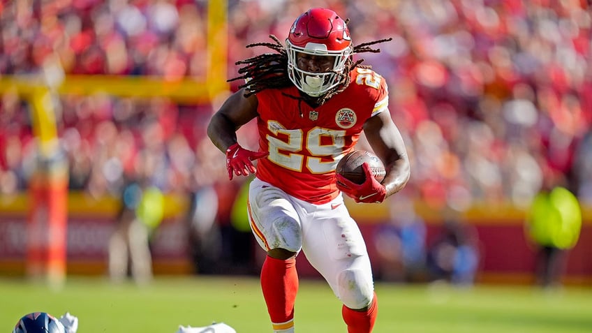 Kareem Hunt runs