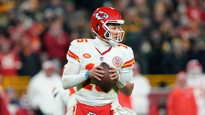 chiefs fall to packers in stunning fashion as game ends in controversy